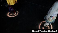 Дар Фаронса кӯдакон баъди бозгашт ба мактаб аз ин роҳ фосилаи амн байни ҳамдигарро нигаҳ медоранд.