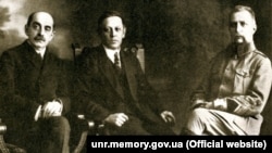 Голова дирекції УНР Симон Петлюра (в центрі), керівник дипломатичної місії УНР у Швейцарії Микола Василько (ліворуч) і працівник дипломатичної місії УНР у Будапешті генерал Василь Сікевич. 1921 рік