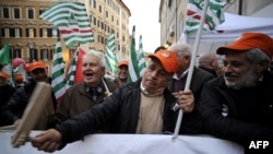 Өкмөттүн үнөмдөө чаралары Евробиримдиктин үчүнчү ири экономикасы -Италияда да жумушчулар менен кызматкерлерди көчөгө чыгарды. Рим, 12-декабрь.