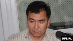 Равшан Жээнбеков "Азаттыктын" студиясында, 20-май, 2010.