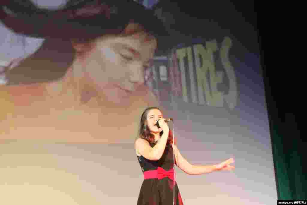 София Шабан&nbsp;Исландиялық әнші Бьорктің It&#39;s оh so quiet әнін орындады.&nbsp;Прага, 8 қараша&nbsp;2014 жыл. 