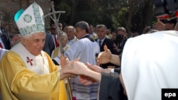 Вопреки бурным протестам мусульманской общественности Бенедикт XVI съездил в Малую Азию. Но в Россию понтифика пока не зовут