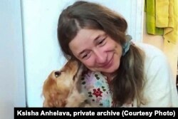 Ксіша Ангелава са сваім сабакам