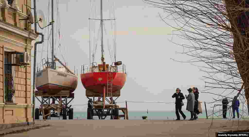 Sol tarafta - gümrükhaneniñ divarı&nbsp;