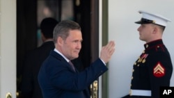 مایک والتز مشاور امنیت ملی کاخ سفید پس از گفت‌وگو با فاکس نیوز در کاخ سفید