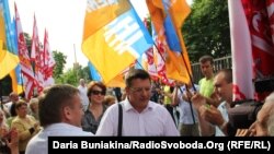Міський голова Черкас Сергій Одарич (у центрі) під прапорами «Партії вільних демократів» (архівне фото)