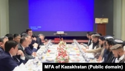 Қазақстан сыртқы істер министрі, вице-премьер Мұрат Нұртілеу "Талибанның" өнеркәсіп және сауда министрі Нұридиин Әзізбен кездесу кезінде. Кабул, 11 шілде 2025 жыл. 
