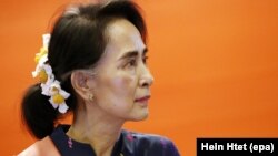 آنگ سان سوچی به خاطر واکنش‌ خود در قبال خشونت‌ها علیه اقلیت مسلمانان روهینگیا تحت انتقاد شدید بین‌المللی قرار دارد.