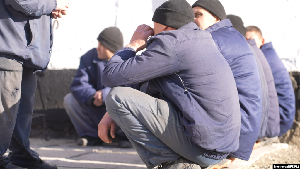 Двір для прогулянок. Побачивши журналістів, усі полонені різко розвернулися спинами до нас, згрупувалися. Усі журналісти просили полонених про інтерв&#39;ю, а ми шукали та переконували кримчан поспілкуватися з нами