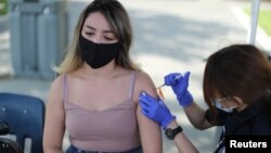 Американська влада наполегливо закликає невакцинованих зробити щеплення на тлі зростання кількості хворих, госпіталізацій та смертей через поширення більш заразного штаму «дельта»