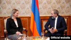 Премьер-министр Армении Никол Пашинян и заместитель помощника госсекретаря США по вопросам Европы и Евразии Бриджит Бринк, Ереван, 28 мая 2018 г.