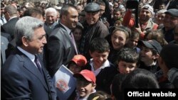 Серж Саргсян проводит встречи в Гегаркуникской области Армении, 25 апреля 2012 г.