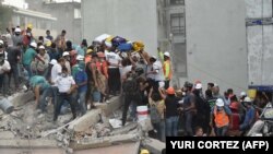 امدادگران، نیروهای پلیس، سربازان و داوطلبان در پایتخت مکزیک در حال کمک به آسیب‌دیدگان