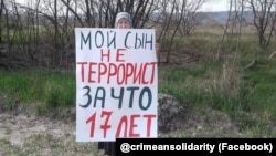 «Hizb ut-Tahrir davası» mabüsiniñ anası Zarema Mamutova Bağçasarayda bir kişilik narazılıq aktsiyasını ötkere