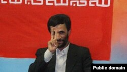 محمود احمدی نژاد در جریان یک کنفرانس خبری پس از انتخابات ریاست جمهوری سال ۱۳۸۴ 