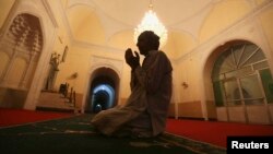 Metjidiň içinde doga edip oturan bir adam