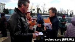 Анатоль Лябедзька раздае ўлёткі, архіўнае фота