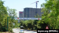 Строительство многоэтажного здания в Гурзуфе, Крым. Иллюстративное фото