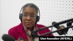 Памела Спратлен в бишкекской студии "Азаттыка", 14 мая 2013 года.