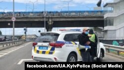 Рух усіх видів транспорту та пішоходів на мосту «Метро» перекрили через повідомлення про мінування. Київ, 1 червня 2020 року