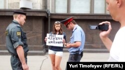 Пикетка чыкканнарның берсе янында полиция хезмәткәрләре