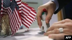 Проставление штампа в документах в подразделении иммиграционной службы США (USCIS).  Нью-Йорк, 29 января 2013 года.