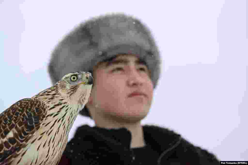 Мисливець із&nbsp;ловчим птахом&nbsp;на&nbsp;змаганнях&nbsp;беркутчі&nbsp;&laquo;Сонар-2020&raquo;