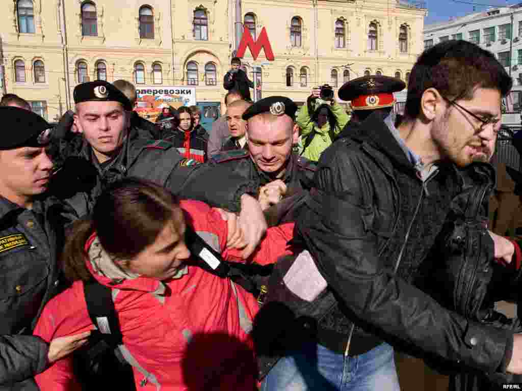 Некоторые из оставшихся оппозиционеров попытались продолжить сбор подписей под обращением к Президенту РФ. Но и они были задержаны