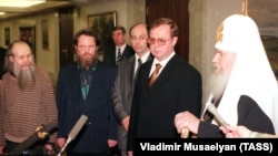 Оьрсийчоьнан премьер-министр Степашин Сергей (аьтту агIорхьара шолгIа) Патриарх Алексий шолгIа (аьтту агIорхьара) цхьаьнакхетта Нохчийчохь йийсарера дIахецначу мозгIаршца