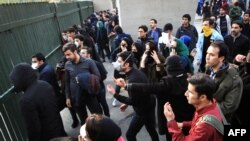 دانشگاه تهران در روزهای اخیر شاهد تجمع گروهی از دانشجویان بوده است.