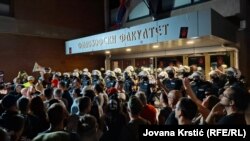 Протест перед філософським факультетом у Нові-Саді після того, як декан заборонив вхід працівникам і студентам, 28 серпня 2025 року