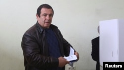 Armenia -- Businessman Gagik Tsarukian votes during a parliamentary election at a poling station just outside Yerevan, April 2, 2017.