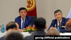 Сооронбай Жээнбеков на посту премьер-министра КР и посол КР в Турции Ибрагим Жунусов. Архивное фото.