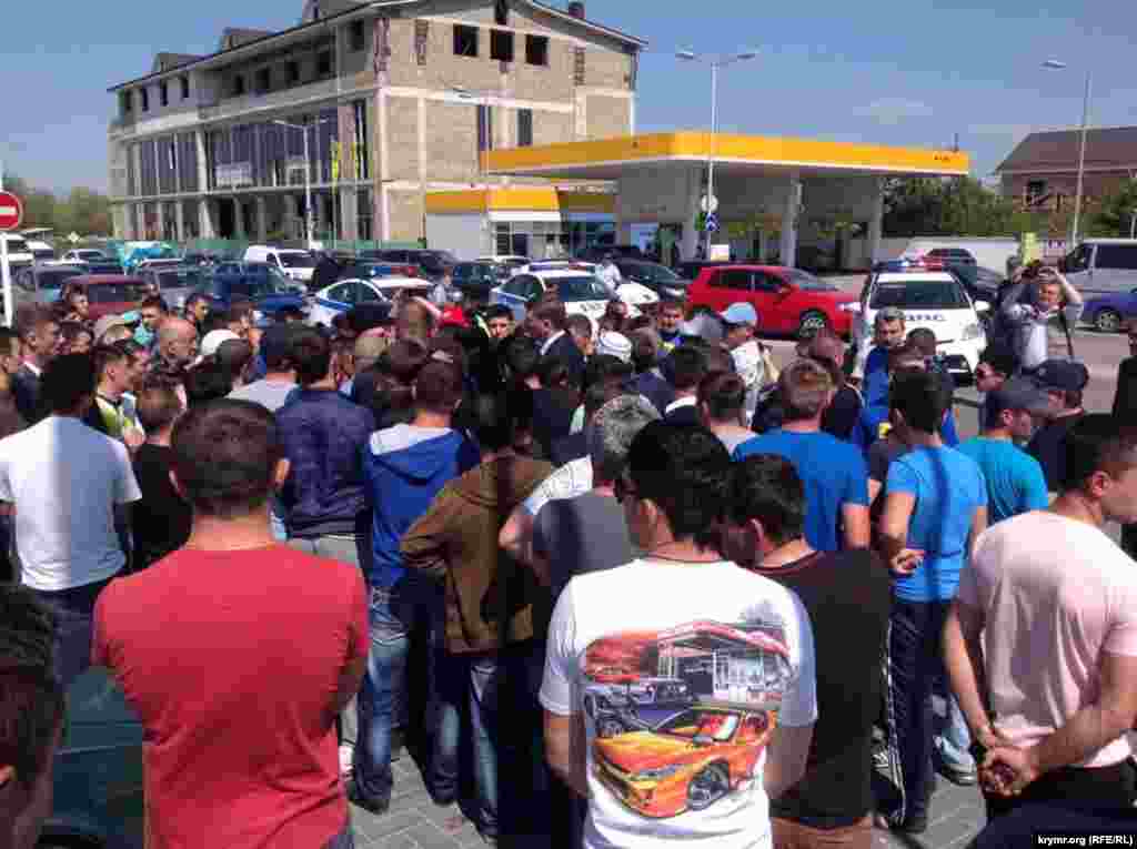 22. 2015 ел, Ак-Мәчет авылы 18 май машина йөрешенә чыгарга теләгән кырымтатарларны авылдан чыкканда ук полиция һәм люл хезмәте туктатты. 18 май - кырымтатарларга хакимиятләрнең мөнәсәбәтен билгеләүче көн. Украина 20 ел буена әллә ни ярдәм итмәсә дә, татарларга комачауламады да. Русия депортация һәм корбаннар истәлеген тулысынча юк итү юлына басты. Кырымтатар мәҗлесен &quot;экстремистик&quot; дип тыю - Кырымда 18 майны искә алуга нокта куярга мөмкин. Иң зур чаралар бүген Истанбул, Анкара, Измирда, Киевта һәм кырымтатарлар яшәгән башка шәһәрләрдә уза. Казанда депортация көнен ТИҮ активистлары искә алачак. 