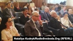 На дискусії, що відбувалася в приміщенні, яке належить італійському сенату, були присутні (у першому ряду зліва) Донателла Рапетті, (біля неї) посол Євген Перелигін. 25 липня 2019 року