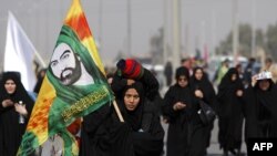 در آستانه اربعین شمار زیادی از شیعیان عراقی با پای پیاده رهسپار کربلا هستند.