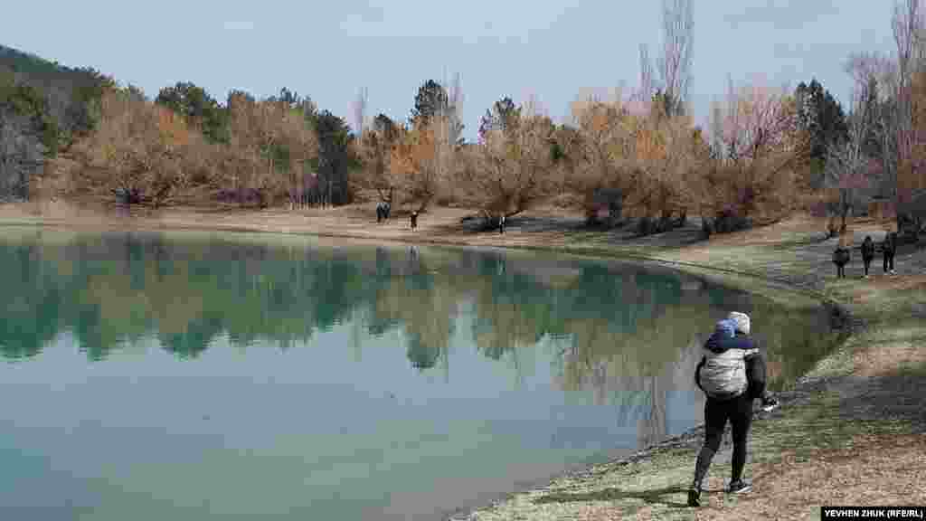 Навесні до озера приходить багато туристів