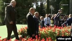 Таджикистан -- премьер-министр Армении Никол Пашинян и президент Азербайджана Ильхам Алиев беседуют перед началом саммита СНГ, Душанбе, 28 сентября 2018 г.