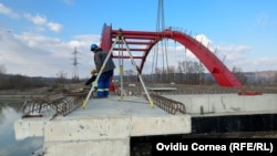 Lucrările de la podul Voila ar fi fost întârziate de reavizarea proiectului de către Hidroelectrica.