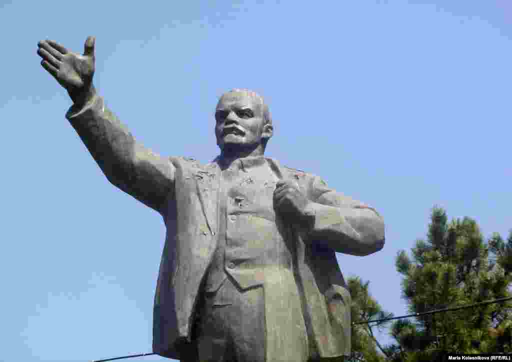 Каракол. Памятник Ленину был установлен в 1991 году