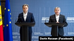 Prim-ministrul în exercițiu Dorin Recean (dreapta) își anunță retragerea din politică și din viața publică, la o conferință de presă susținută alături de președintele PAS, Igor Grosu, pe 13 octombrie 2025, la Chișinău.