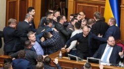 Народні депутати б'ються у парламенті під час обговорення правок до законопроекту про ринок землі. 6 лютого 2020 року