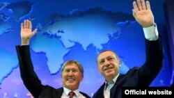 Мурдагы президент Алмазбек Атамбаев менен Түркиянын мамлекет башчысы Режеп Тайып Эрдоган. 1-октябрь, 2012-жыл