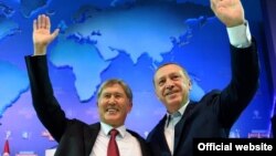 Атамбаев алгачкы үч жылда ошол кездеги түрк премьер-министри Режеп Тайып Эрдоган менен өтө жакын ымалада болуп, 2014-жылы Эрдоган президенттик шайлоону жеңип чыкканда, Анкарага барып, түрк лидерин даңазалап сүйлөгөн.