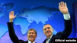 Кыргыз президенти Алмазбек Атамбаев менен түрк президенти Режеп Тайып Эрдоган.