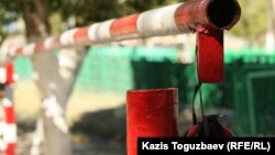 Штаб жанындағы көлік тұрағының шлагбаумы. Алматы облысы, Үшарал шекара жасағының әскери бөлімі, 9 маусым 2012 жыл.