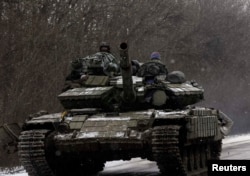 Українські військовослужбовці на танку у Дебальцеві. 16 лютого 2015 року