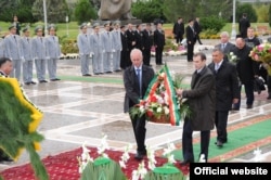 Татарстан президенты Төркмәнстанның мөстәкыйльлек монументына чәчәк бәйләме сала