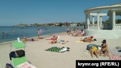 Відпочинок на узбережжі Азовського моря у Ленінському районі, Крим. Архівне фото