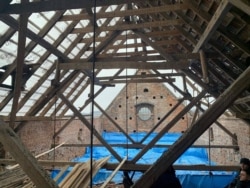 Тимчасово накрили місце обвалу даху